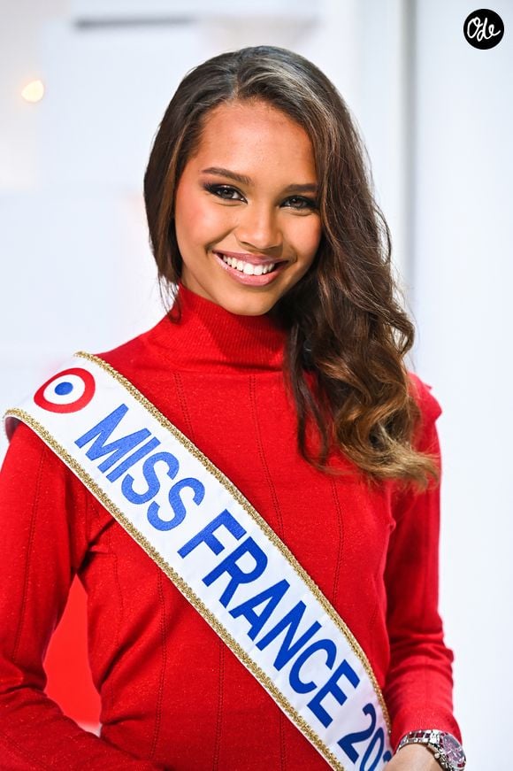 De son côté, la France a vibré aux couleurs de sa représentante, Indira Ampiot. 

Exclusif - Indira Ampiot ( Miss France 2023 )- Enregistrement de l'émission Vivement dimanche au studio Gabriel, présentée par M.Drucker, et diffusée sur France 3, le 08 janvier 2023. © Guillaume Gaffiot / Bestimage