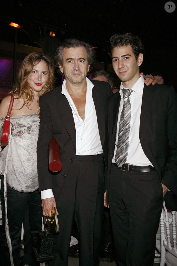 L'écrivain français Bernard-Henri Levy pose avec ses enfants lors du Gala des Prix Scopus organisé par les Amis français de l'Université hébraïque de Jérusalem au Pavillon Gabriel à Paris, France, le 23 octobre 2006. Photo by Thierry Orban/ABACAPRESS.COM
