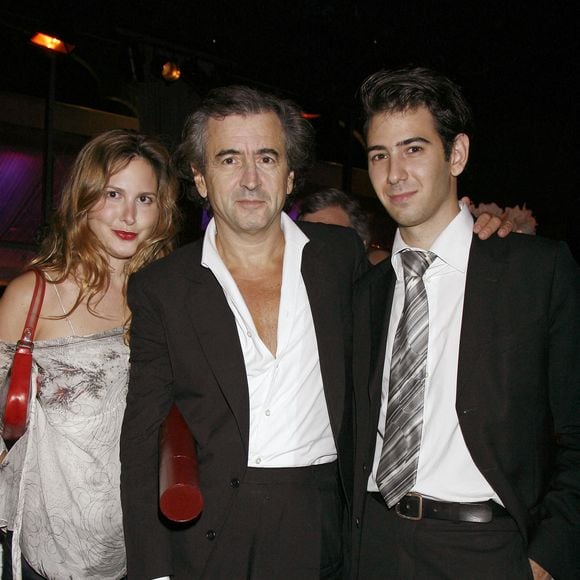 L'écrivain français Bernard-Henri Levy pose avec ses enfants lors du Gala des Prix Scopus organisé par les Amis français de l'Université hébraïque de Jérusalem au Pavillon Gabriel à Paris, France, le 23 octobre 2006. Photo by Thierry Orban/ABACAPRESS.COM