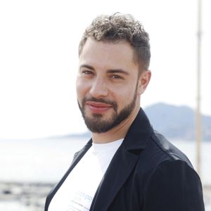 Faute d’acquéreurs malgré cette première réduction, le montant a de nouveau chuté à environ 350 000 € 

Marwan Berreni lors du photocall de "Plus Belle La Vie" lors du festival Cannes Series.
© Denis Guignebourg/Bestimage