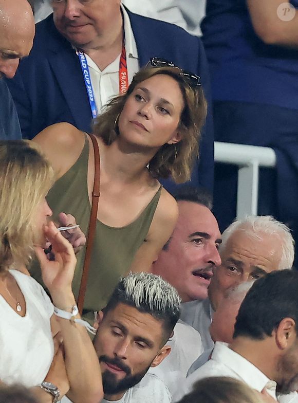 Jean Dujardin et sa femme Nathalie Péchalat, Olivier Giroud - People dans les tribunes lord du match d'ouverture de la Coupe du Monde de Rugby France 2023 avant le match de la Poule A entre la France et la Nouvelle-Zélande au Stade de France à Saint-Denis le 8 septembre 2023.  © Dominique Jacovides/Bestimage