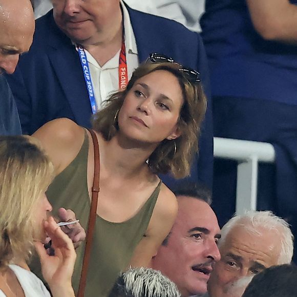 Jean Dujardin et sa femme Nathalie Péchalat, Olivier Giroud - People dans les tribunes lord du match d'ouverture de la Coupe du Monde de Rugby France 2023 avant le match de la Poule A entre la France et la Nouvelle-Zélande au Stade de France à Saint-Denis le 8 septembre 2023.  © Dominique Jacovides/Bestimage