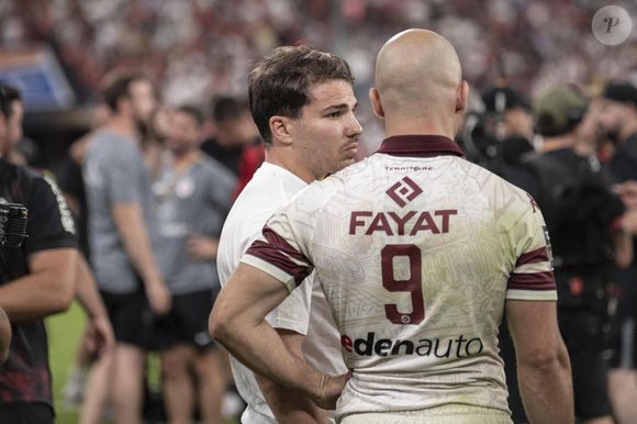 Antoine Dupont et Maxime Lucu après la finale du Top 14 de rugby français entre le Stade Toulousain (Toulouse) et l'Union Bordeaux-Begles (UBB) au Stade de France à Saint-Denis, au nord de Paris, le 28 juin 2025.Photo par Eliot Blondet/ABACAPRESS.COM