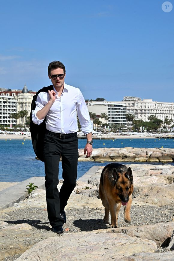 Exclusif - John Reardon et Diesel vom Burgimwald aka Rex sont au MIPTV 2023 à Cannes, France, le 17 avril 2023 pour promouvoir la série "Hudsson et Rex" durant CanneSeries Saison 6. © Bruno Bebert/Bestimage