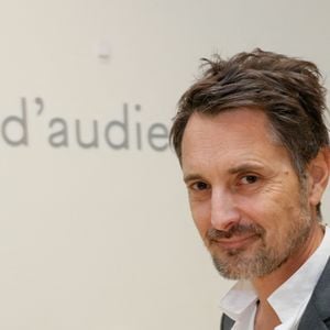 Exclusif - Vincent Cerutti lors d'une suspension d'audience de son procès pour atteinte sexuelle, pour avoir mordu, à deux reprises, les fesses de sa collaboratrice chez Chérie FM en 2015, Caroline Barel, au tribunal correctionnel de Paris, France, le 9 décembre 2025. © Julien Sarkissian/Bestimage