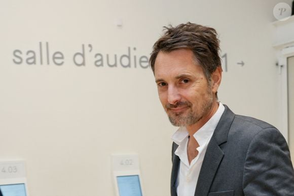 Exclusif - Vincent Cerutti lors d'une suspension d'audience de son procès pour atteinte sexuelle, pour avoir mordu, à deux reprises, les fesses de sa collaboratrice chez Chérie FM en 2015, Caroline Barel, au tribunal correctionnel de Paris, France, le 9 décembre 2025. © Julien Sarkissian/Bestimage