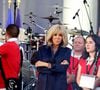 Habillée d’un total look noir élégant, la Première dame s’est laissé emporter par la musique, dansant joyeusement face à la scène...
Brigitte Macron - Réception de la France Music Week au Palais de l'Elysée dans le cadre de la Fête de la Musique à Paris le 20 Juin 2025. © Dominique Jacovides/Bestimage