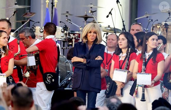 Habillée d’un total look noir élégant, la Première dame s’est laissé emporter par la musique, dansant joyeusement face à la scène...

Brigitte Macron - Réception de la France Music Week au Palais de l'Elysée dans le cadre de la Fête de la Musique à Paris le 20 Juin 2025. © Dominique Jacovides/Bestimage