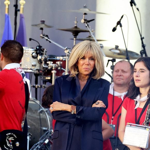 Habillée d’un total look noir élégant, la Première dame s’est laissé emporter par la musique, dansant joyeusement face à la scène...

Brigitte Macron - Réception de la France Music Week au Palais de l'Elysée dans le cadre de la Fête de la Musique à Paris le 20 Juin 2025. © Dominique Jacovides/Bestimage
