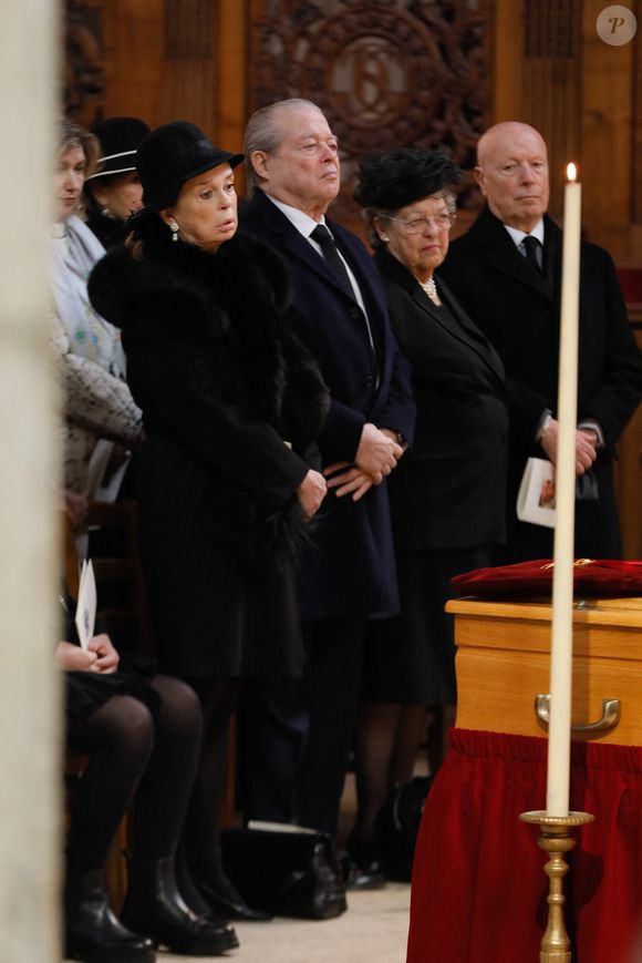 La baronne Barbara de Posch Pastor et le prince Michel d'Orléans, la princesse Chantal d'Orléans et son mari François-Xavier de Sambucy de Sorgue lors des obsèques de la princesse Micaela, le 22 mars 2022.

Photo : Christophe Clovis / Bestimage