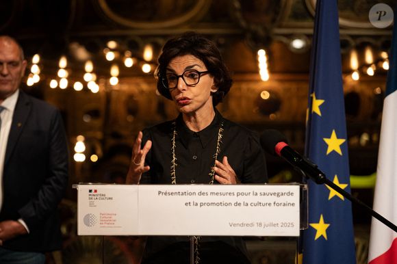 Conférence de presse de la ministre de la Culture, Rachida Dati, pour la présentation des mesures pour la sauvegarde et la promotion de la culture foraine depuis le musée des Arts Forains à Paris, France, le 18 juillet 2025. © Jonathan Jacob/Bestimage