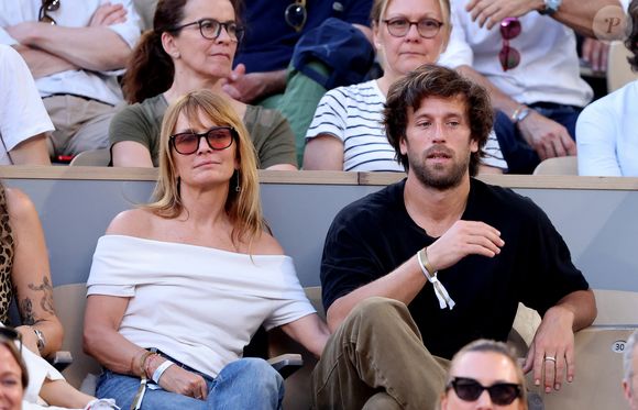Axelle Laffont et son compagnon Romain Sichez dans les tribunes en nocturne lors des Internationaux de France de Tennis de Roland Garros 2025, le 30 mai 2025 à Paris.
© Jacovides / Moreau / Bestimage