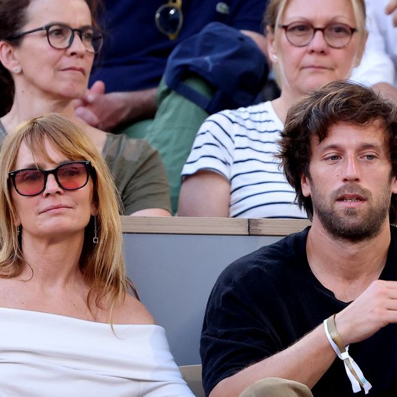 Axelle Laffont et son compagnon Romain Sichez dans les tribunes en nocturne lors des Internationaux de France de Tennis de Roland Garros 2025, le 30 mai 2025 à Paris.
© Jacovides / Moreau / Bestimage