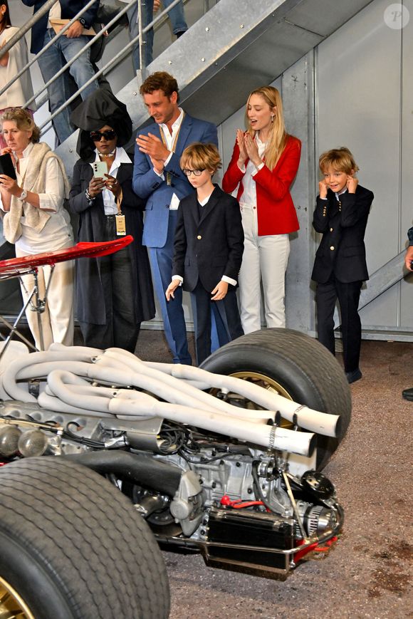 Pierre Casiraghi, Béatrice Borroméo et leurs enfants étaient également présents. 
Jacky Ickx, l'ancien champion de Formule 1, a ouvert la Cavallino Classic Monaco Ferrari Parade au volant de la mythique Ferrari 312 F1 de 1968, durant le dernier jour du Grand Prix de Monaco Historique 2026, où il était encouragé par sa femme Khadja Nin accompagné par Pierre Casiraghi, son épouse Béatrice Borroméo et leurs enfants Stefano et Francisco. © Bruno Bebert / Bestimage