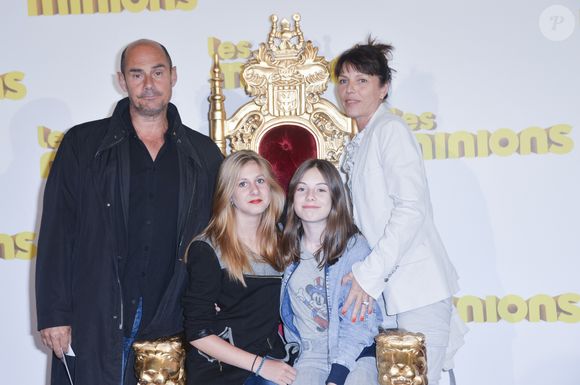 Bernard et Anne Campan forment un couple solide et complice, épanoui loin des projecteurs et des médias people.

Bernard Campan avec sa femme Anne et ses filles Loan et Nina - Avant première du film "Les Minions" au Grand Rex à Paris le 23 juin 2015.