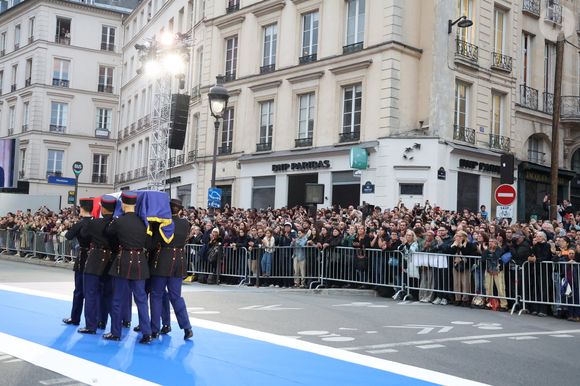 La Garde républicaine française porte le cercueil cérémoniel drapé du drapeau français au Panthéon pour l'intronisation de l'ancien ministre français de la Justice et président du Conseil constitutionnel Robert Badinter - Panthéonisation de l'ancien ministre de la Justice et président du Conseil constitutionnel français Robert Badinter à Paris, France, le 9 octobre 2025. © Dominique Jacovides/Bestimage