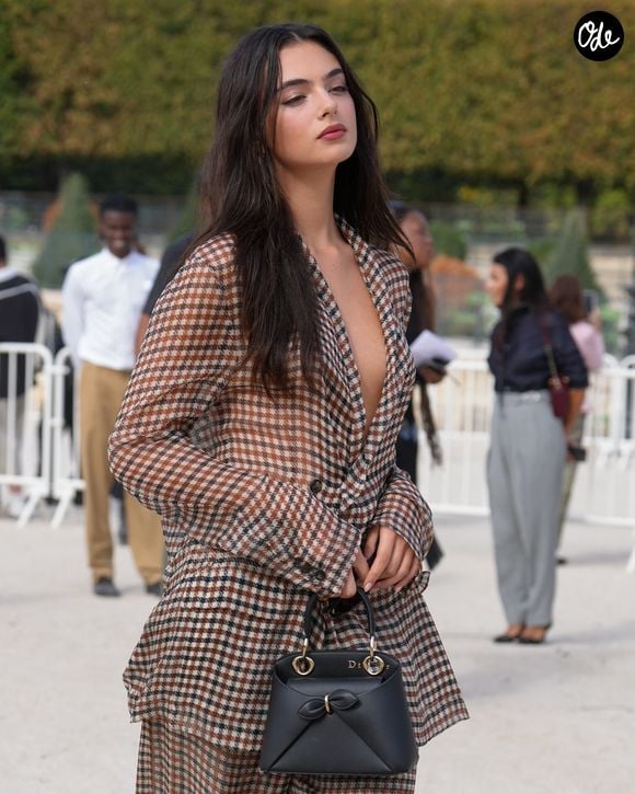 Celle qui est à l'affiche du Fantôme de l'Opéra, tient néanmoins à protéger sa vie privée. 
Deva Cassel assiste au défilé de la collection femme Printemps/Été 2027 de Christian Dior, dans le cadre de la Fashion Week de Paris, le 29 septembre 2026. © Lucia Sabatelli / Bestimage