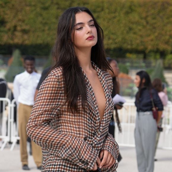 Celle qui est à l'affiche du Fantôme de l'Opéra, tient néanmoins à protéger sa vie privée. 
Deva Cassel assiste au défilé de la collection femme Printemps/Été 2027 de Christian Dior, dans le cadre de la Fashion Week de Paris, le 29 septembre 2026. © Lucia Sabatelli / Bestimage