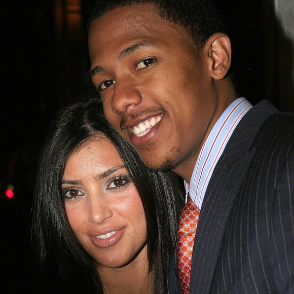 Cet homme, c'est Nick Cannon, rappeur, acteur et présentateur américain né le 8 octobre 1980 à San Diego, qui a été en couple avec Christina Milian de 2003 à 2005.


Kim Kardashian et Nick Cannon à la soirée Rock & Republic Host Spring Collection Party qui s'est tenue à la boîte de nuit Area à Los Angeles. 18 octobre 2006. Photographie : Josesphine Santos, /PCN/ABACAPRESS.COM