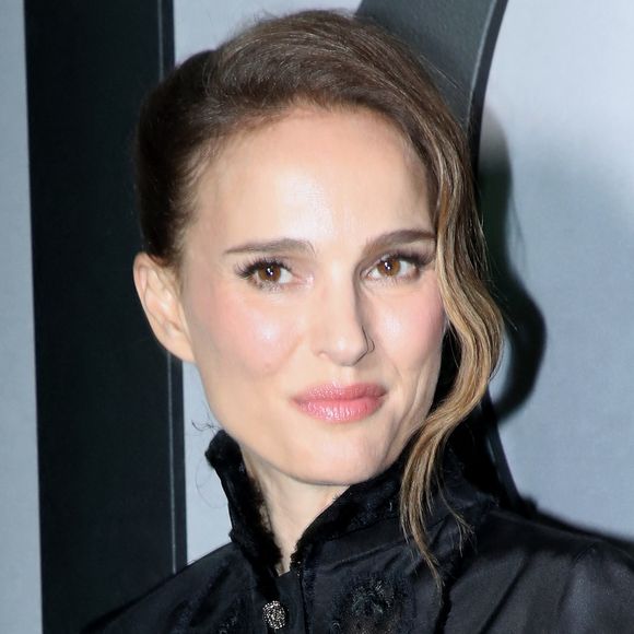 Natalie Portman a créé la surprise au défilé Dior 
Natalie Portman - Célébrités au Défilé de Mode Dior, Prêt-à-porter Automne / Hiver dans le cadre de la Fashion Week de Paris, France

© Bertrand Rindoff / Bestimage