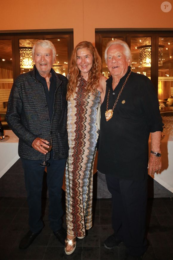 Massimo Gargia avec Robert Mimran et sa femme lors de la fête d'anniversaire de M.Gargia (85 ans)  à l'Hôtel de Paris à Saint-Tropez le 20 août 2025.

© Franz Chavaroche / Bestimage