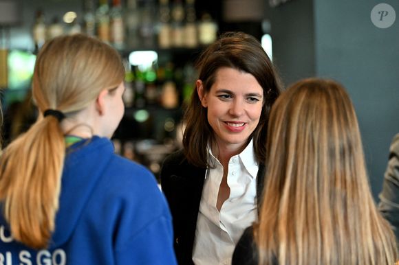 Il faut dire que la présidente des Rencontres philosophiques de Monaco, la cavalière, icône de mode et maman qu'elle est sait de quoi elle parle
Charlotte Casiraghi a été invitée au 4eme Speed Mentoring, organisé à l'hôtel Columbus à Monaco à l'initiative de SheCanHeCan (SCHC) et l’association des femmes chefs d’entreprises de Monaco (AFCEM), le 5 mars 2025.
La fille de la princesse Caroline de Hanovre a été accueillie par Vibeke Brask Thomsen, fondatrice et directrice de SheCanHeCan et Johanna Houdrouge, présidente de l’AFCEM. Cette manifestation annuelle permet aux jeunes filles dès 11 ans et aux jeunes femmes jusqu’à 25 ans de rencontrer des actives, cheffes de sociétés ou occupant des postes à responsabilités. Une quarantaine de jeunes filles et femmes ont pu échanger avec leurs aînées en poste en Principauté. Le but est d’orienter professionnellement ou de susciter des vocations. Du côté des mentors, une vingtaine de femmes évoluant dans plusieurs secteurs privés étaient présentes aux côtés d’autres du secteur public, telles que Céline Cottalorda, déléguée interministérielle pour le Comité droits des femmes, Elodie Kheng, chef de cabinet du ministre d’Etat, Marine Hugonnet-Grisoul, conseillère nationale, ou encore Marina Ceyssac, haut-commissaire à la protection des droits, des libertés et à la médiation. © Bruno Bebert / Bestimage