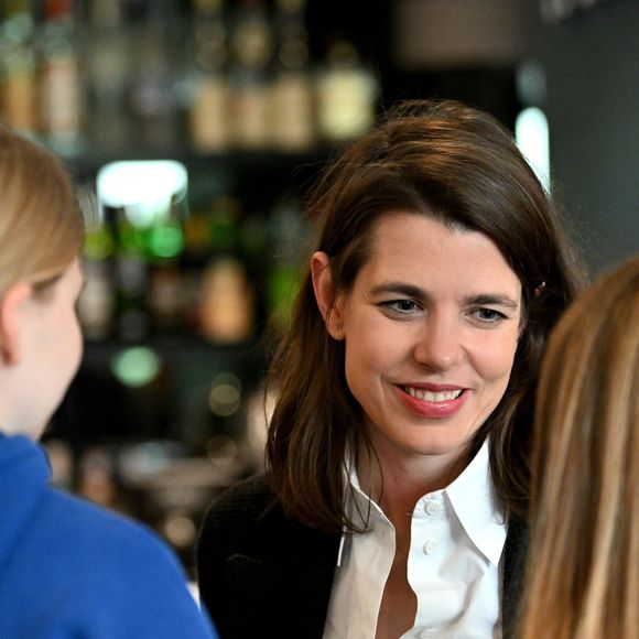 Il faut dire que la présidente des Rencontres philosophiques de Monaco, la cavalière, icône de mode et maman qu'elle est sait de quoi elle parle
Charlotte Casiraghi a été invitée au 4eme Speed Mentoring, organisé à l'hôtel Columbus à Monaco à l'initiative de SheCanHeCan (SCHC) et l’association des femmes chefs d’entreprises de Monaco (AFCEM), le 5 mars 2025.
La fille de la princesse Caroline de Hanovre a été accueillie par Vibeke Brask Thomsen, fondatrice et directrice de SheCanHeCan et Johanna Houdrouge, présidente de l’AFCEM. Cette manifestation annuelle permet aux jeunes filles dès 11 ans et aux jeunes femmes jusqu’à 25 ans de rencontrer des actives, cheffes de sociétés ou occupant des postes à responsabilités. Une quarantaine de jeunes filles et femmes ont pu échanger avec leurs aînées en poste en Principauté. Le but est d’orienter professionnellement ou de susciter des vocations. Du côté des mentors, une vingtaine de femmes évoluant dans plusieurs secteurs privés étaient présentes aux côtés d’autres du secteur public, telles que Céline Cottalorda, déléguée interministérielle pour le Comité droits des femmes, Elodie Kheng, chef de cabinet du ministre d’Etat, Marine Hugonnet-Grisoul, conseillère nationale, ou encore Marina Ceyssac, haut-commissaire à la protection des droits, des libertés et à la médiation. © Bruno Bebert / Bestimage