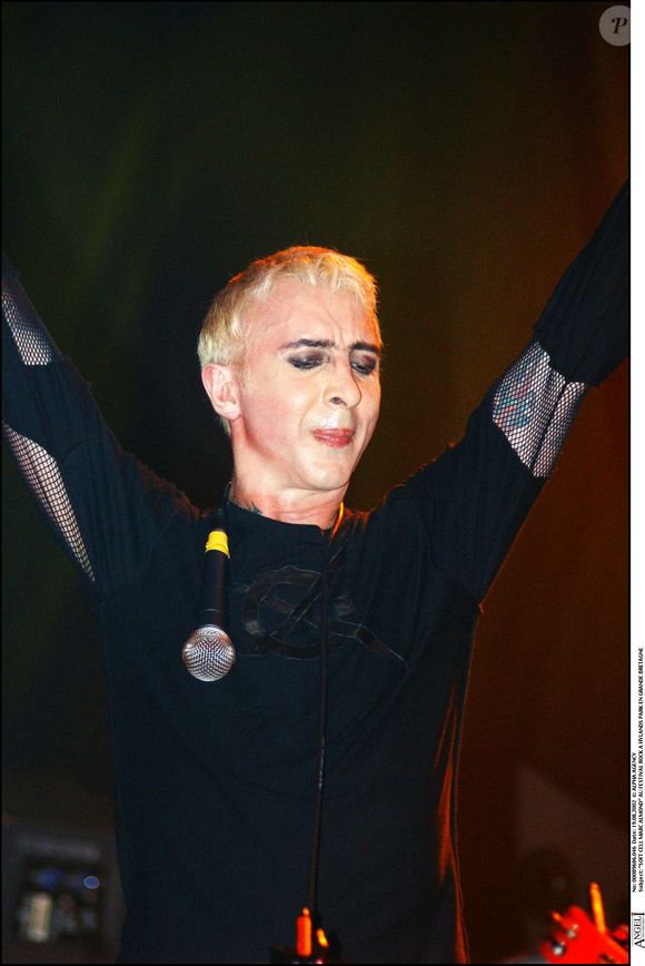 "Merci Dave d’avoir joué un rôle immense dans ma vie", a-t-il écrit. 
Soft Cell Marc Almond" au festival Rock à Hylands Park en Grande-Bretagne. © Alpha Agency / Bestimage