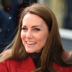 Catherine (Kate) Middleton, princesse de Galles, éclate de rire à la sortie du marché de Pontypridd, accompagnée du prince William, prince de Galles, le 26 février 2025. 
GOFF INF / BESTIMAGE