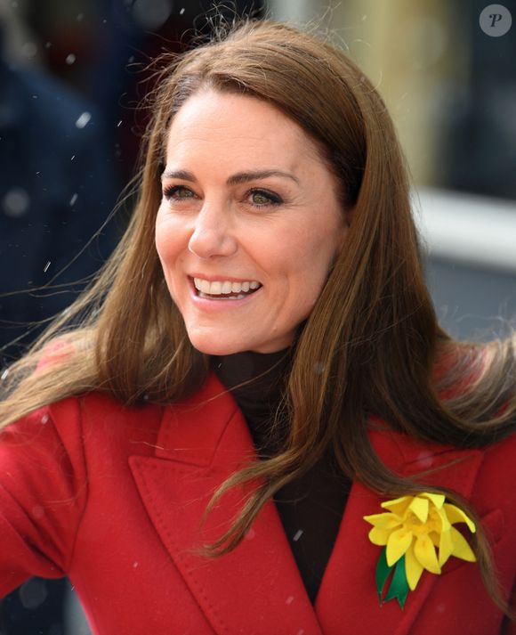 Catherine (Kate) Middleton, princesse de Galles, éclate de rire à la sortie du marché de Pontypridd, accompagnée du prince William, prince de Galles, le 26 février 2025. 
GOFF INF / BESTIMAGE