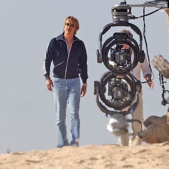 La Suisse a été approchée sur Instagram, 

EXCLUSIF Los Angeles, CA Brad Pitt et Scott Caan tournent une scène sur la plage pour la suite du film "Il était une fois à Hollywood" avec le réalisateur David Fincher. Octobre 2025.

Photo : Backgrid USA / Bestimage