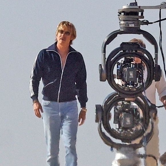 La Suisse a été approchée sur Instagram, 

EXCLUSIF Los Angeles, CA Brad Pitt et Scott Caan tournent une scène sur la plage pour la suite du film "Il était une fois à Hollywood" avec le réalisateur David Fincher. Octobre 2025.

Photo : Backgrid USA / Bestimage