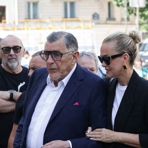 Jean-Claude Camus et Laeticia Hallyday assistent aux obsèques de Philippe Labro à l'église Saint Germain des Prés à Paris, France, le 13 juin 2025. Philippe Labro, journaliste, auteur, réalisateur et compositeur prolifique, est décédé à l'âge de 88 ans des suites d'un cancer le 4 juin. Photo par Nasser Berzane/ABACAPRESS.COM