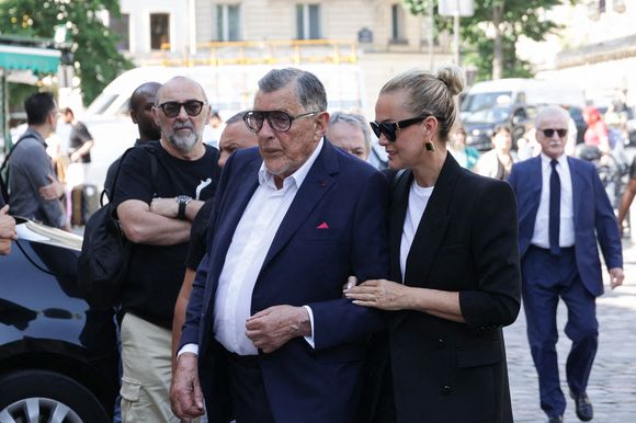 Jean-Claude Camus et Laeticia Hallyday assistent aux obsèques de Philippe Labro à l'église Saint Germain des Prés à Paris, France, le 13 juin 2025. Philippe Labro, journaliste, auteur, réalisateur et compositeur prolifique, est décédé à l'âge de 88 ans des suites d'un cancer le 4 juin. Photo par Nasser Berzane/ABACAPRESS.COM