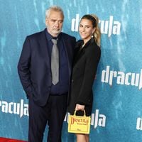 Luc Besson et Sarah Saldmann heureux à Los Angeles, le couple passe la soirée avec la célèbre ex-femme du réalisateur