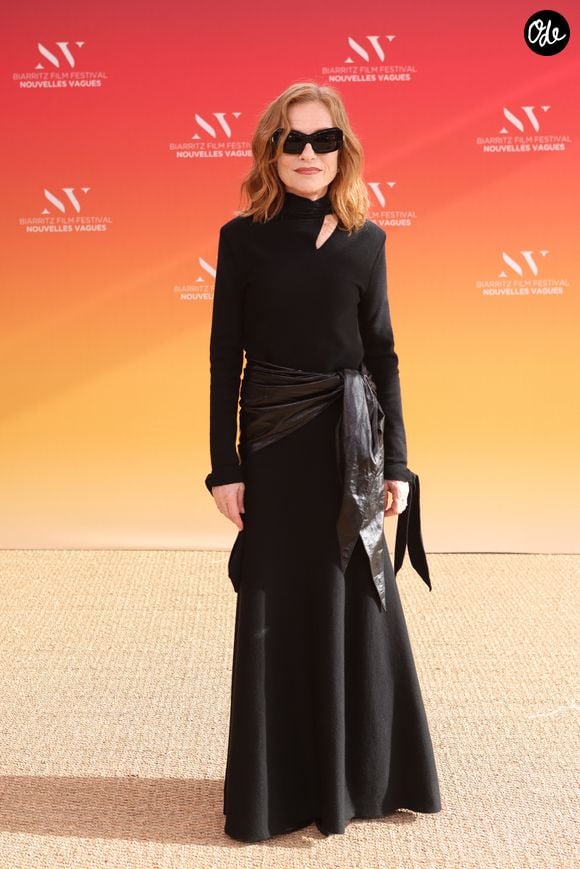 Isabelle Huppert, invitée d'Honneur du festival, au Théâtre de la Gare du Midi lors de la Cérémonie d'ouverture du Festival international du film de Biarritz - Nouvelles Vagues 2026, le 23 juin 2026. © Jean-Marc Lhomer / Bestimage