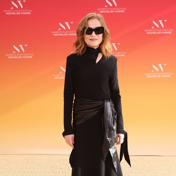 Isabelle Huppert, invitée d'Honneur du festival, au Théâtre de la Gare du Midi lors de la Cérémonie d'ouverture du Festival international du film de Biarritz - Nouvelles Vagues 2026, le 23 juin 2026. © Jean-Marc Lhomer / Bestimage