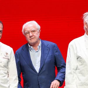 Emmanuel Pilon (chef du restaurant Louis XV à Monaco), Pierre Gagnaire, Alain Ducasse lors de la cérémonie de remise des étoiles Michelin au Grimaldi Forum de Monaco, le 16 mars 2026. 1 étoile, 7 nouveaux 2 étoiles et 1 nouveau 3 étoiles pour l'édition 2026. © Claudia Albuquerque/Bestimage
