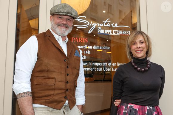 Exclusif - Le chef Philippe Etchebestet sa femme Dominique - Le chef Philippe Etchebest ouvre son restaurant éphémère "Signature" du 9 au 30 octobre au 25 rue Sedaine à Paris dans le 11ème arrondissement le 8 octobre 2025. © Jean-Marc Lhomer/Bestimage