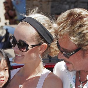 Laeticia, Johnny et Jade Hallyday lors du mariage de Jean Reno aux Baux de provence le 29 juillet 2006 - Photo by Nebinger-Holubowicz ABACAPRESS.COM