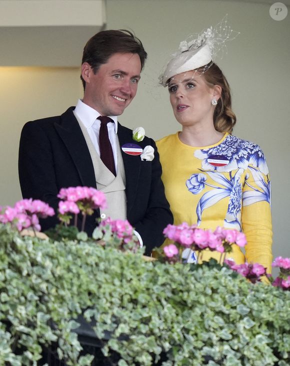 La princesse Béatrice et Eduardo Mapelli Mozzi regardent la Gold Cup le troisième jour du Royal Ascot à l'hippodrome d'Ascot, dans le Berkshire le 19 juin 2025. Photo by Andrew Matthews/PA Wire/ABACAPRESS.COM