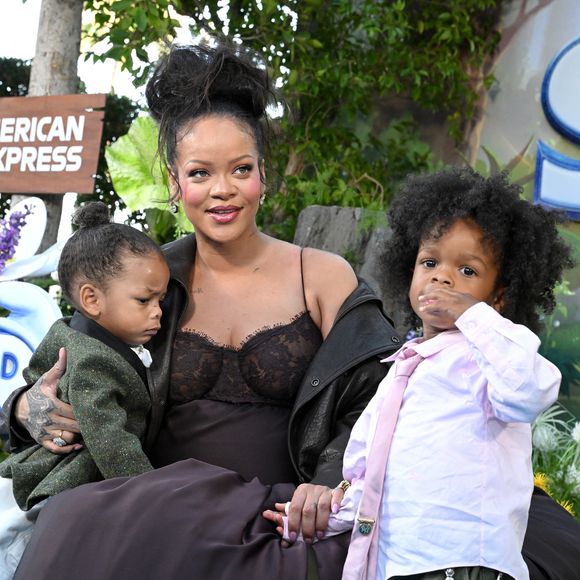 Rihanna a fait une apparition remarquée ce 13 juillet à Los Angeles, lors de l’avant-première mondiale du film Les Schtroumpfs, qu’elle promeut en tant que doubleuse de la Schtroumpfette. 

Rihanna et ses fils Riot Rose Mayers et RZA Athelston Mayers ont assisté à la première à Los Angeles du film “Les Schtroumpfs” produit par Paramount Pictures, aux studios Paramount à Los Angeles, Californie (réf. : 250713A1). GOFF INF / BESTIMAGE