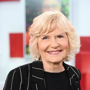 Dans la seconde partie de l'émission, le ton se fera plus confidentiel. La mythique journaliste Catherine Ceylac fera une apparition très remarquée. L'inoubliable animatrice de Thé ou Café vient en effet de publier une autobiographie très attendue, joliment baptisée Intime
Exclusif - Catherine Ceylac lors de l'enregistrement de l'émission Vivement dimanche au studio Rive gauche, présentée par M.Drucker, diffusée sur France 3 le 17 mai 2026, à Paris, France, le 21 avril 2026. © Guillaume Gaffiot/Bestimage