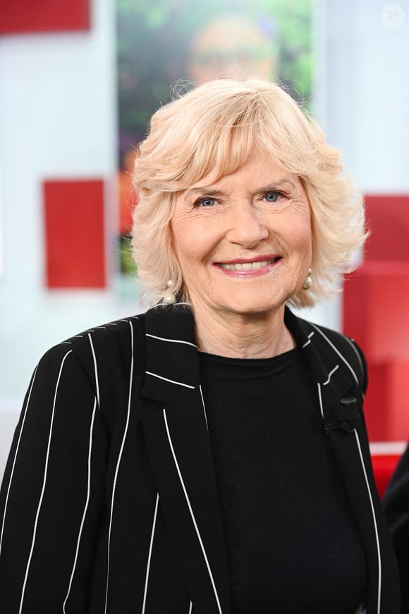 Dans la seconde partie de l'émission, le ton se fera plus confidentiel. La mythique journaliste Catherine Ceylac fera une apparition très remarquée. L'inoubliable animatrice de Thé ou Café vient en effet de publier une autobiographie très attendue, joliment baptisée Intime

Exclusif - Catherine Ceylac lors de l'enregistrement de l'émission Vivement dimanche au studio Rive gauche, présentée par M.Drucker, diffusée sur France 3 le 17 mai 2026, à Paris, France, le 21 avril 2026. © Guillaume Gaffiot/Bestimage