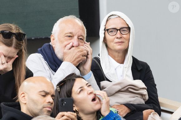 Ou encore François Berléand et sa femme Alexia Stresi 

François Berléand et sa femme Alexia Stresi dans les tribunes lors des Internationaux de France de Tennis de Roland Garros 2025, à Paris, France, le 27 mai 2025. © Jacovides-Moreau/Bestimage