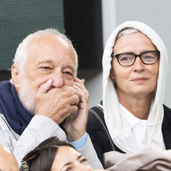 Ou encore François Berléand et sa femme Alexia Stresi 

François Berléand et sa femme Alexia Stresi dans les tribunes lors des Internationaux de France de Tennis de Roland Garros 2025, à Paris, France, le 27 mai 2025. © Jacovides-Moreau/Bestimage
