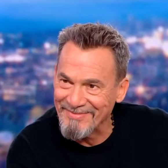 Florent Pagny, qui va beaucoup mieux, était l'invité de Gilles Bouleau aux 20 heures de TF1 le jeudi 16 novembre.
© Captute TV TF1 via Bestimage