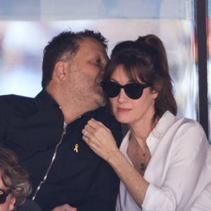 Arthur (Jacques Essebag) et sa femme Mareva Galanter - Célébrités dans les tribunes de la finale homme des Internationaux de France de tennis de Roland Garros 2024 à Paris le 9 juin 2024. © Jacovides-Moreau/Bestimage