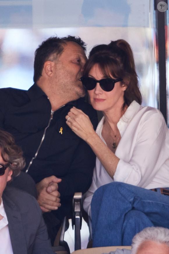 Arthur (Jacques Essebag) et sa femme Mareva Galanter - Célébrités dans les tribunes de la finale homme des Internationaux de France de tennis de Roland Garros 2024 à Paris le 9 juin 2024. © Jacovides-Moreau/Bestimage