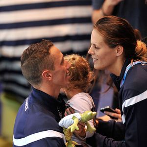 Laure Manaudou avec sa fille Manon felicite son compagnon Frederick Bousquet, vainqueur du relais masculin 4x50m 4 nages lors des Championnats d' Europe de Natation a Chartres le 22 novembre 2012. © Bestimage